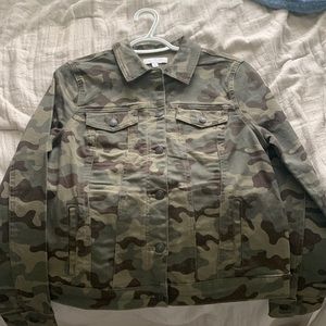 camo jacket, never worn before, fits well, buttons all the way up and has pocket
